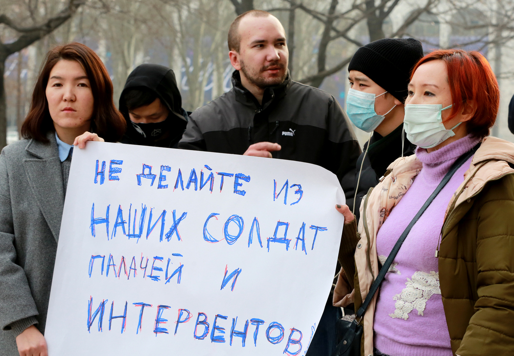 Протестующие против отправки войск в Казахстан возле здания парламента в Кыргызстане (Фото: Игорь Коваленко/ЕРА)