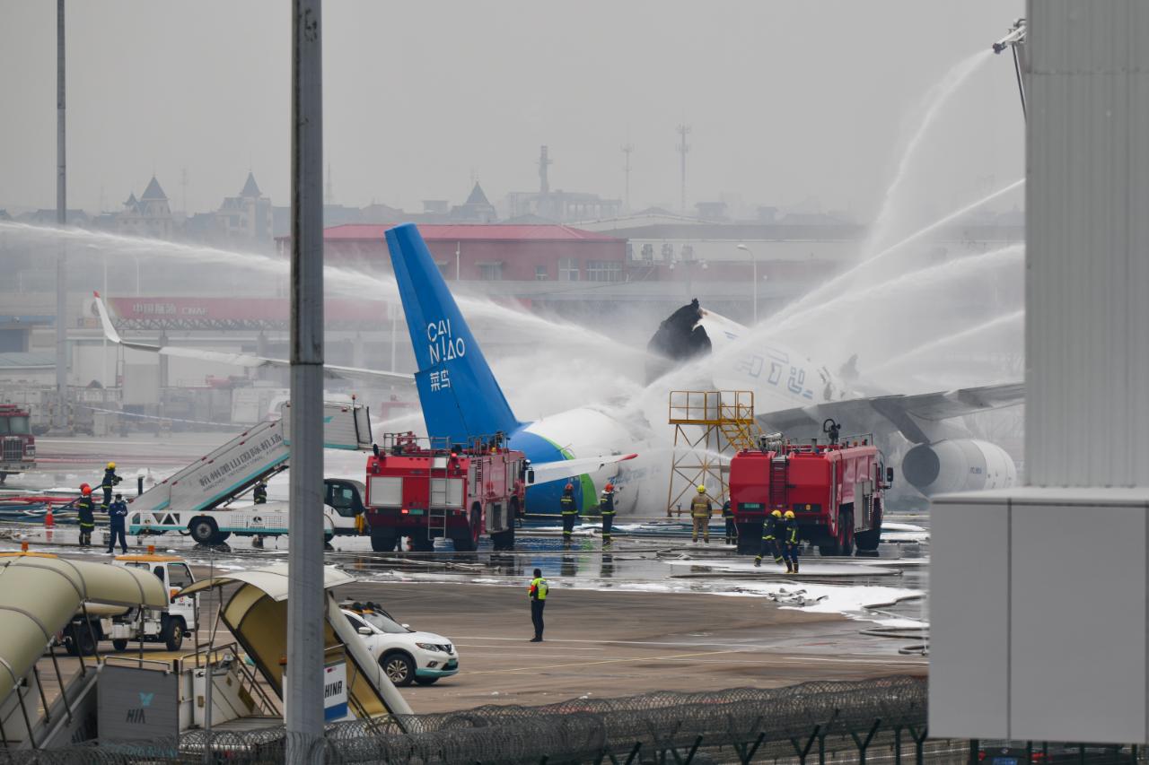 В Китае российский самолет загорелся и развалился на части – фото, видео