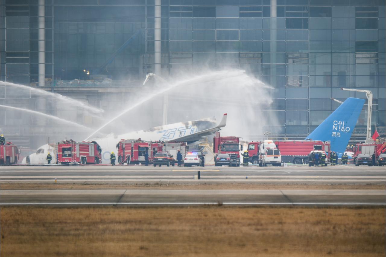 У Китаї російський літак спалахнув і розвалився на частини – фото, відео