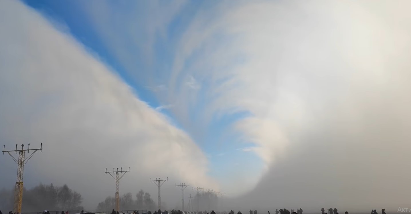 Прорезала туман, как волны Моисей. Ан-225 "Мрия" красиво приземлилась в Польше – видео