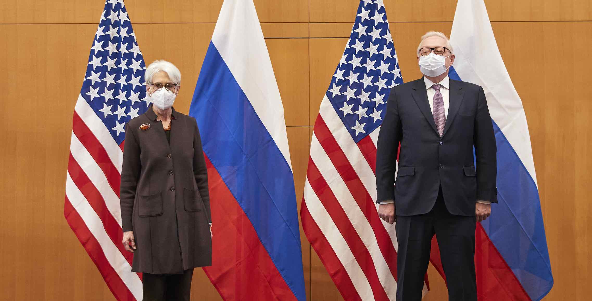 Венди Шерман и Сергей Рябков перед началом переговоров в Женеве (Фото – EPA)