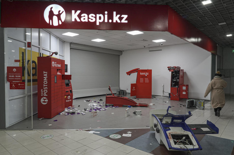 Розбиті та розграбовані банкомати в торговому центрі в Алмати, Казахстан, 10 січня 2022 року. Фото: EPA