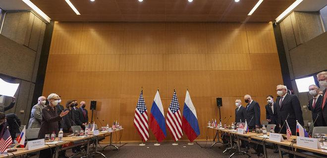 Российская и американская делегации на переговорах в Женеве (Фото - EPA)