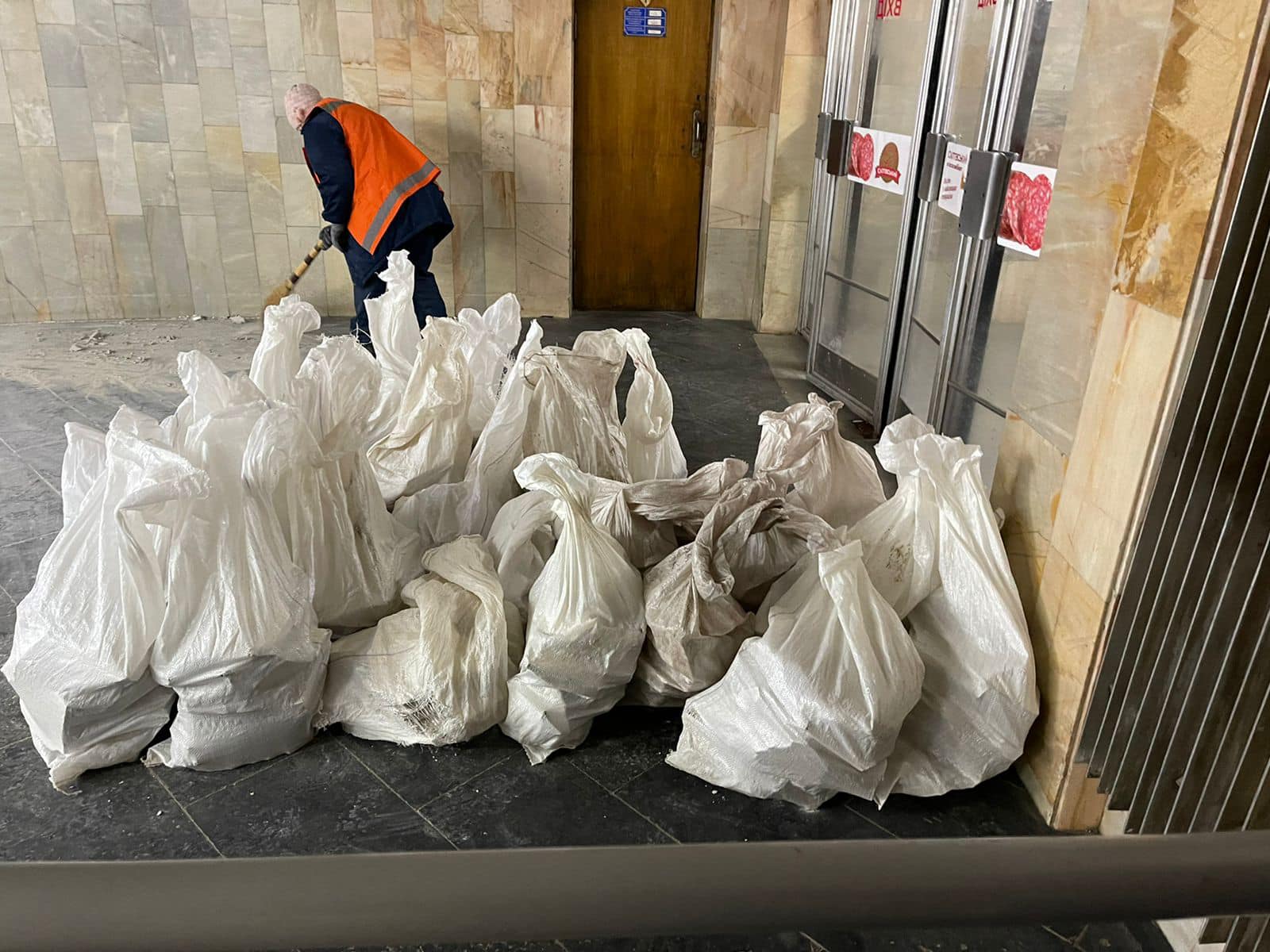 Обвал стелі в метро Харкова, Майдан Конституції (фото – Юрій Сидоренко, Facebook) У вестибюлі метро Харкова обвалилася стеля – фото