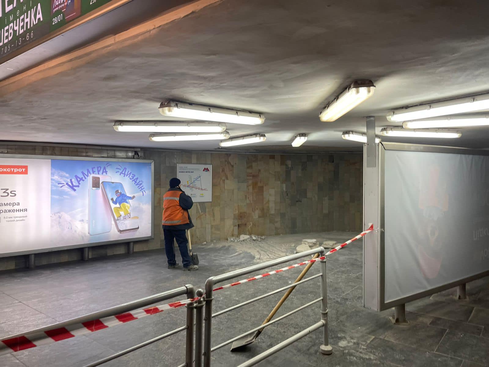 Обвал стелі в метро Харкова, Майдан Конституції (фото – Юрій Сидоренко, Facebook) У вестибюлі метро Харкова обвалилася стеля – фото