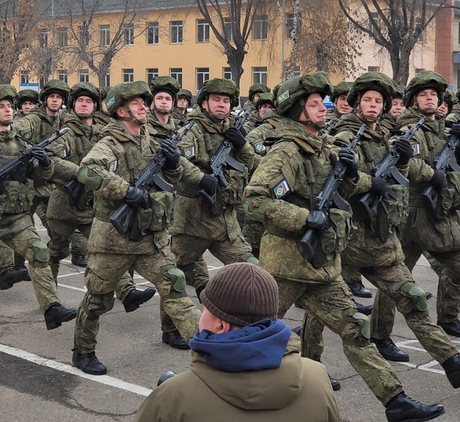 Войска российского ОДКБ выводят из Казахстана – видео