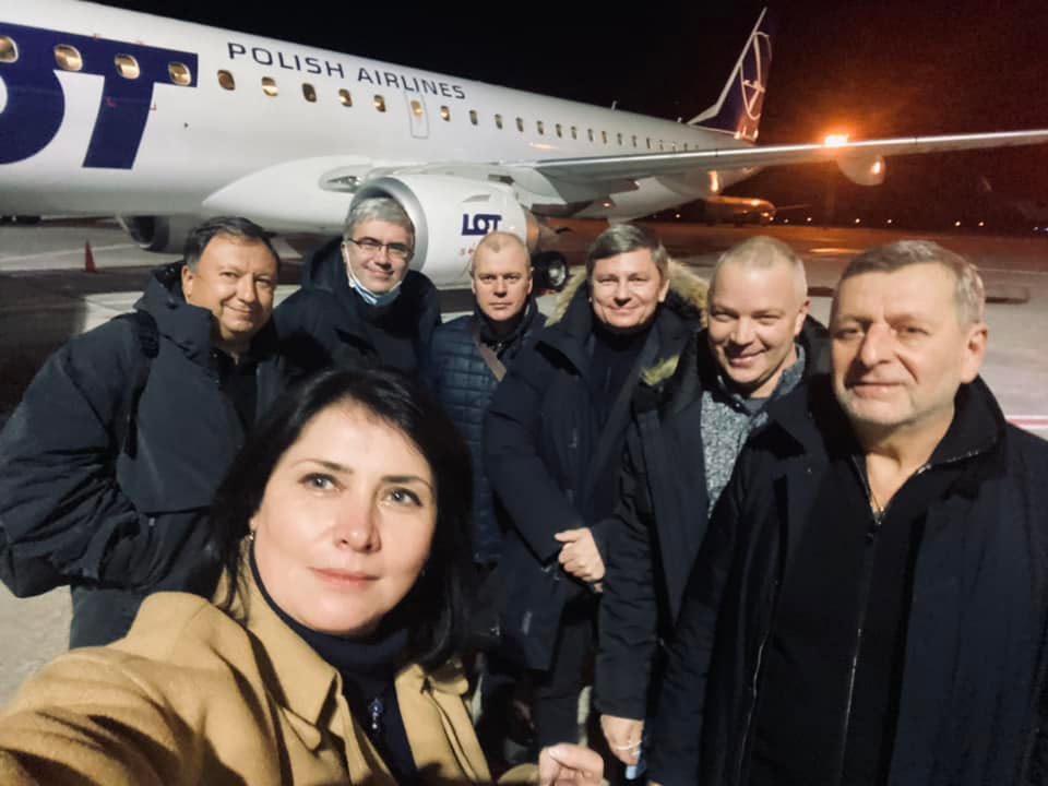 Нардепи від ЄС відправились зустрічати Порошенка до Варшави (фото – https://www.facebook.com/Iryna.Friz)