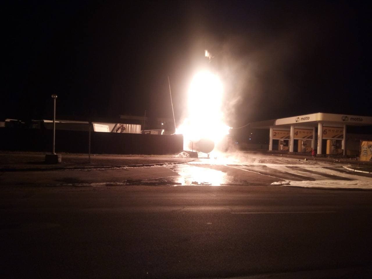 В Кременчуге произошел пожар на заправке: микроавтобус врезался в цистерну – фото, видео