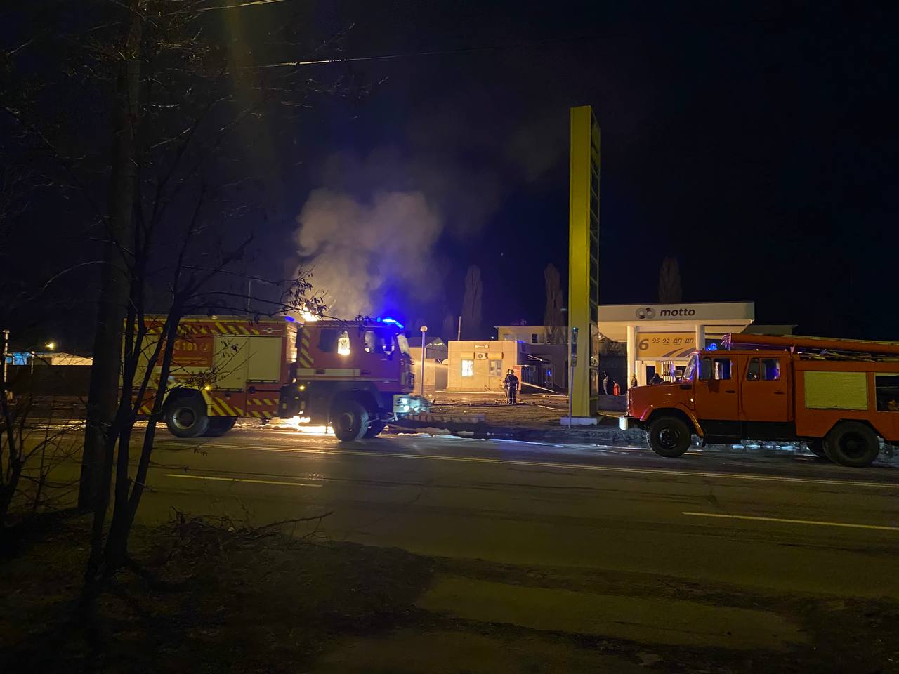 В Кременчуге произошел пожар на заправке: микроавтобус врезался в цистерну – фото, видео