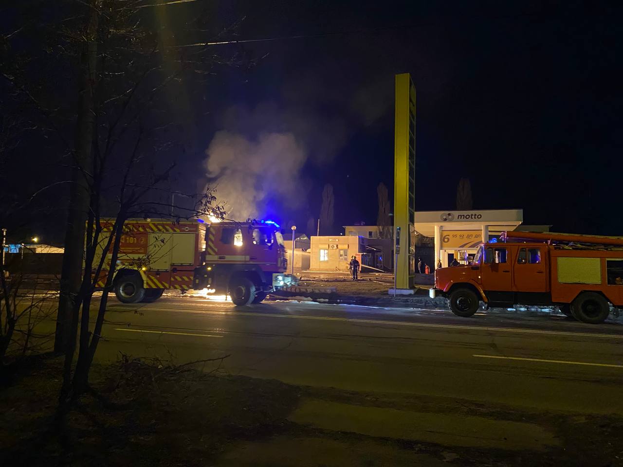 Пожар на АЗС в Кременчуге (фото – ГСЧС) В Кременчуге произошел пожар на заправке: микроавтобус врезался в цистерну – фото, видео