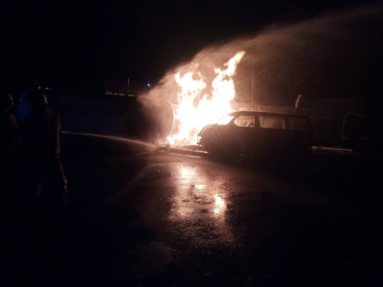 Пожар на АЗС в Кременчуге (фото – ГСЧС) В Кременчуге произошел пожар на заправке: микроавтобус врезался в цистерну – фото, видео