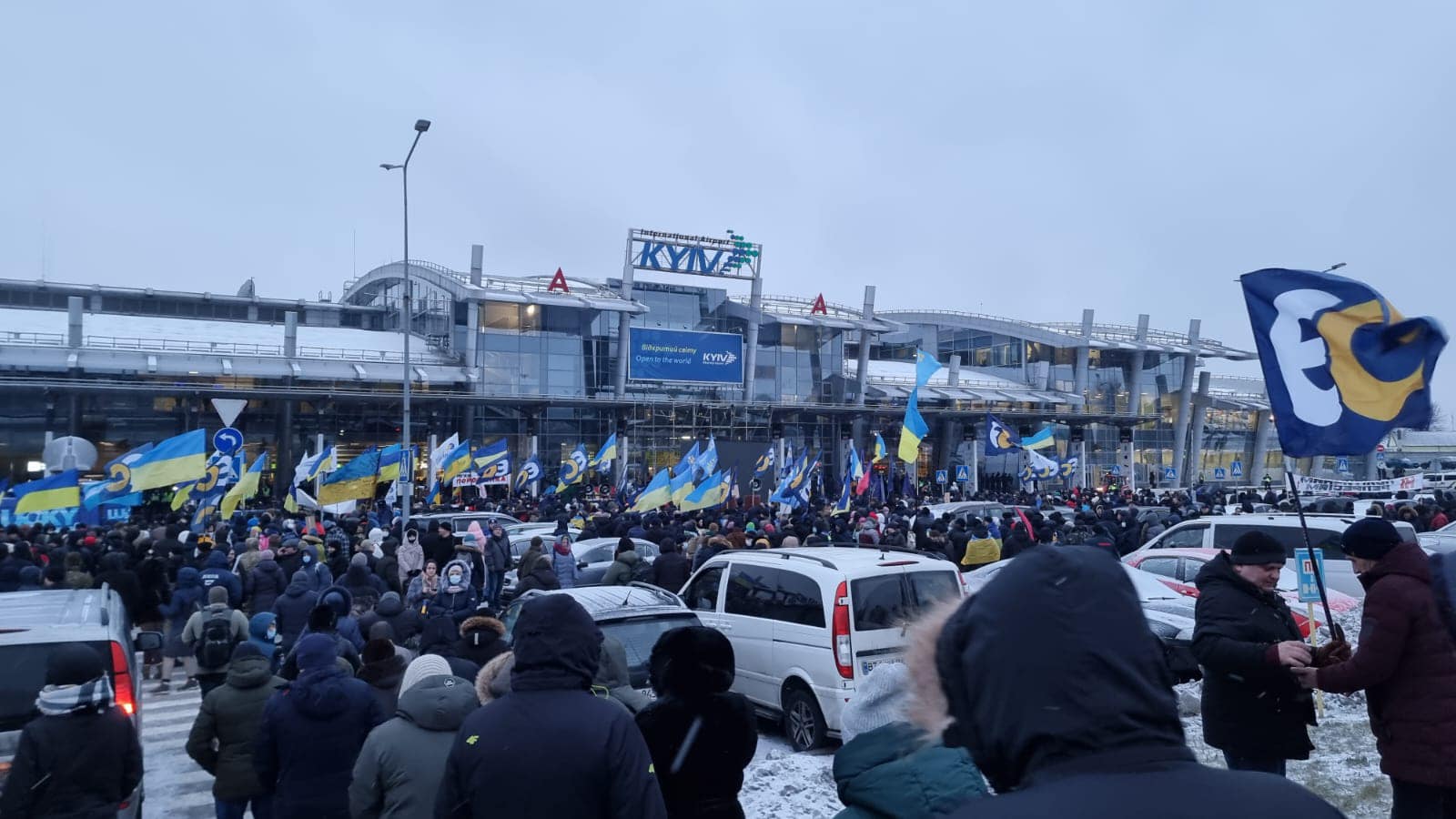 Акция в поддержку Порошенко, аеропорт Жуляны (фото – Ірина Геращенко, Facebook) Порошенко вернулся в Украину: самолет сел в Жулянах – видео из аэропорта
