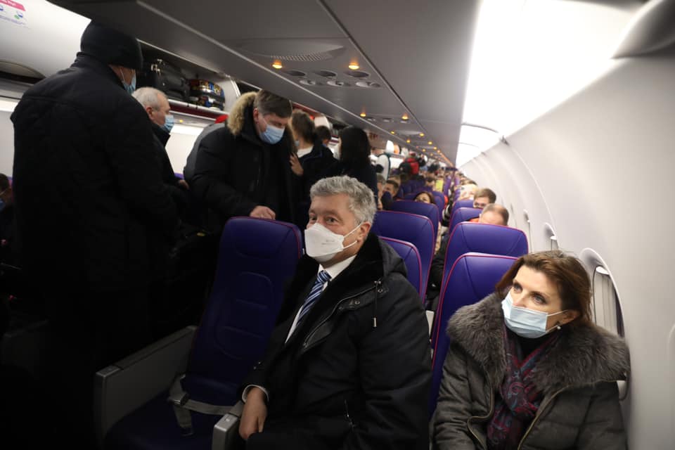 Порошенко вернулся в Украину: самолет сел в Жулянах – видео из аэропорта