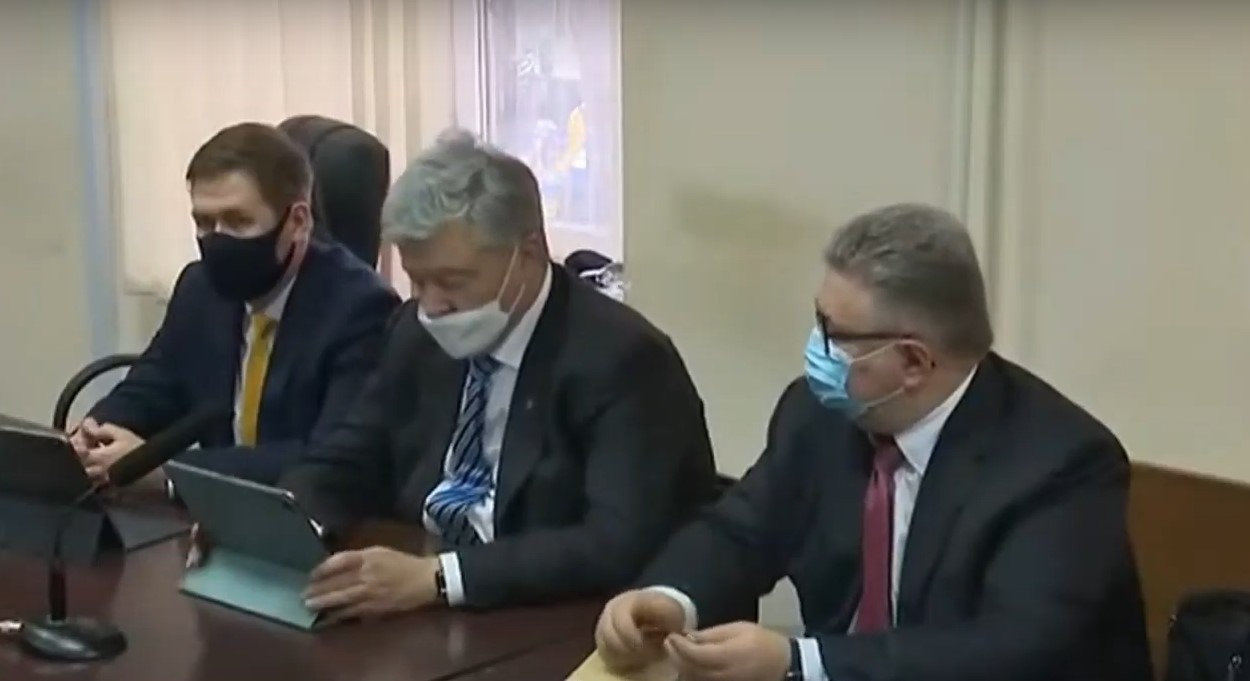 Петр Порошенко и адвокаты (скриншот видео Радио Свобода) Суд избирает меру пресечения Порошенко: прокуроры настаивают на аресте – трансляция