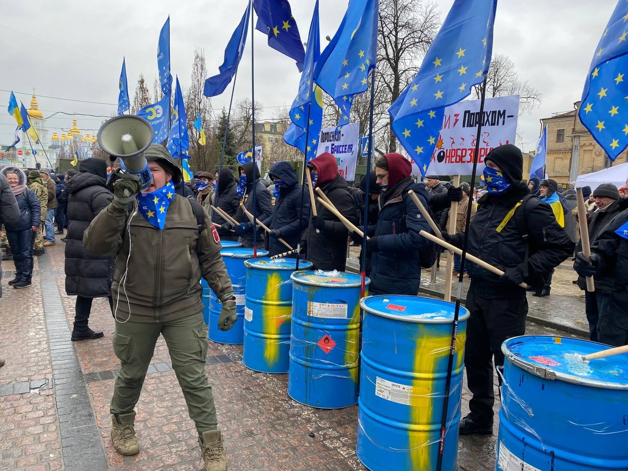 Акция под судом в поддержку Порошенко (фото – Евросолидарность) Суд избирает меру пресечения Порошенко: прокуроры настаивают на аресте – трансляция