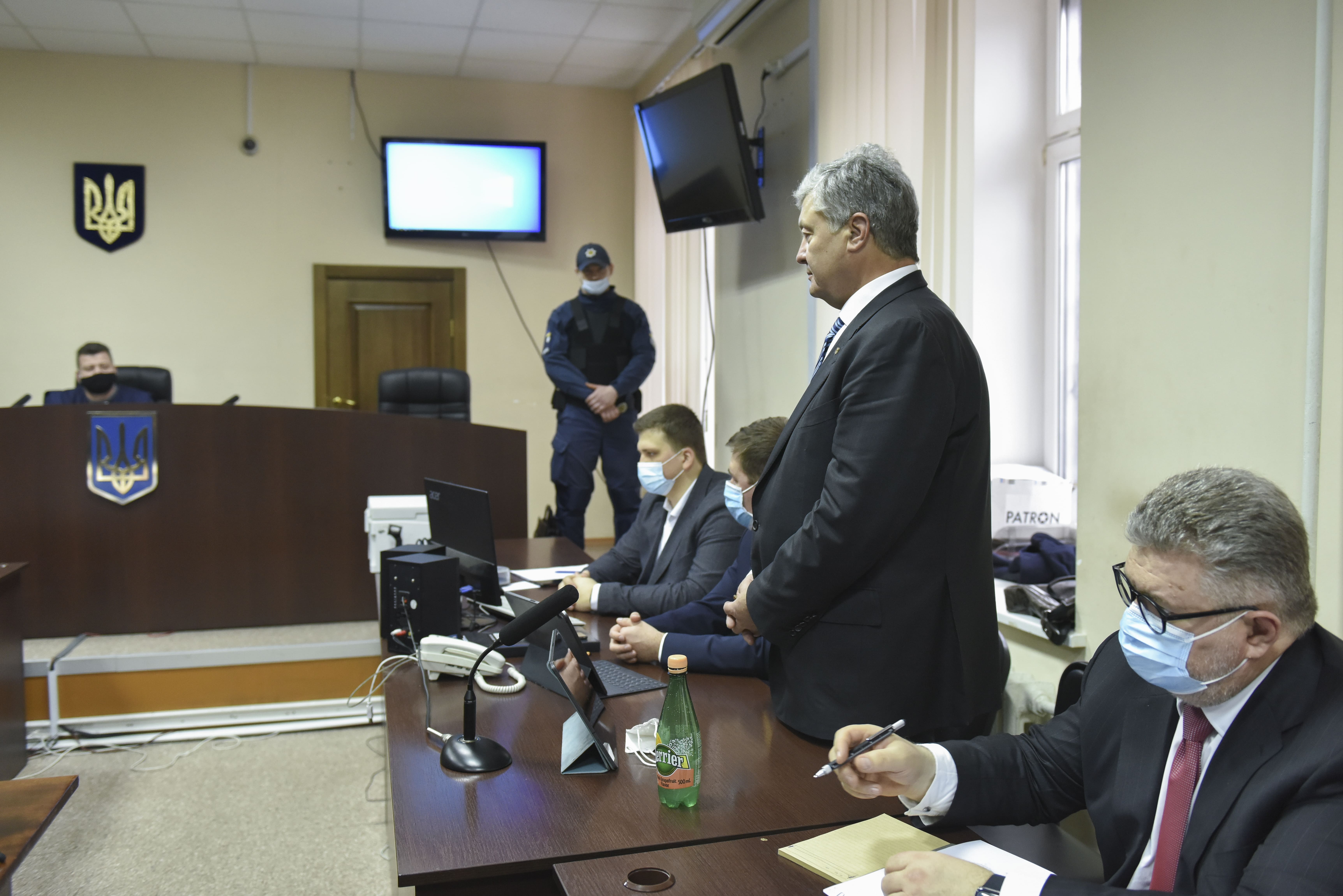 Порошенко в суде (фото – Олег Петрасюк/EPA)