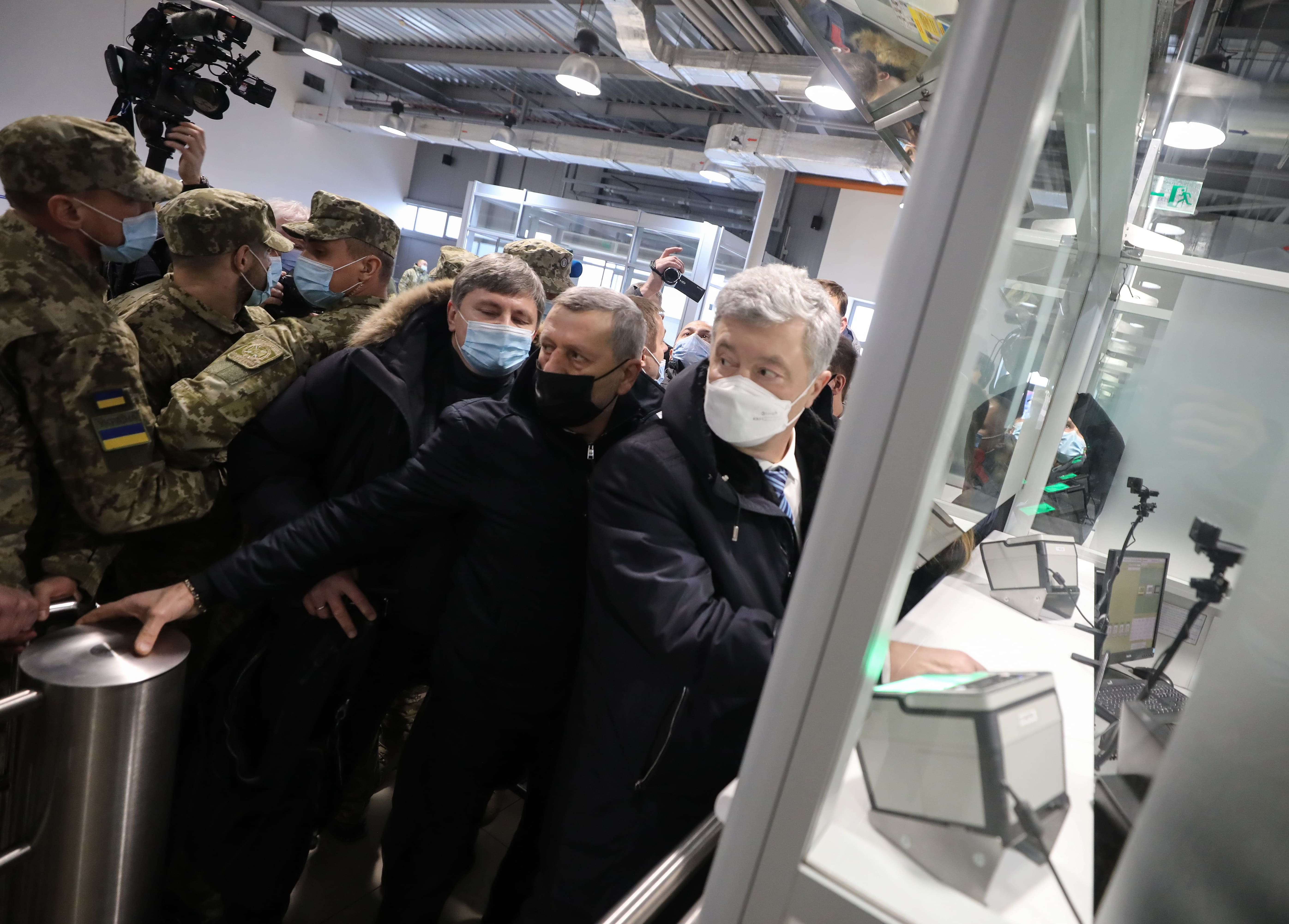 Порошенкові 15 хвилин не віддавали паспорт в аеропорту (фото – Михайло Палінчак/EPA) Порошенко 15 минут не отдавали паспорт в аэропорту (фото – Михаил Палинчак/EPA)