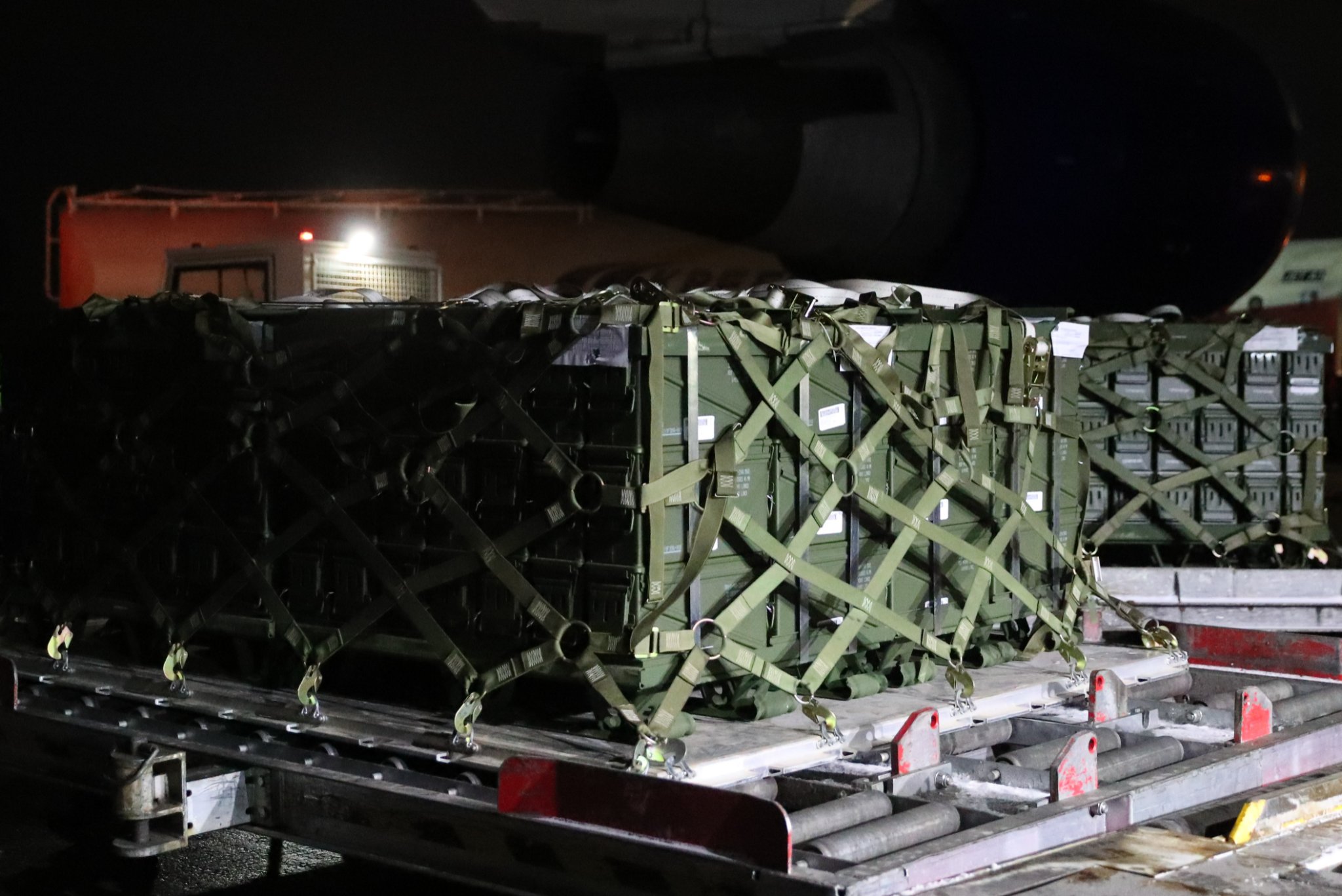 Далі буде більше. США доставили до України 90 тонн летальної зброї – фото