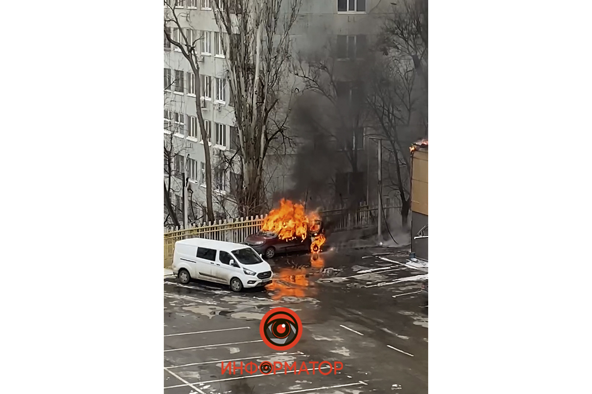 В Днепре горит офис АТБ. Пожар распространился на семь этажей здания: фото, видео