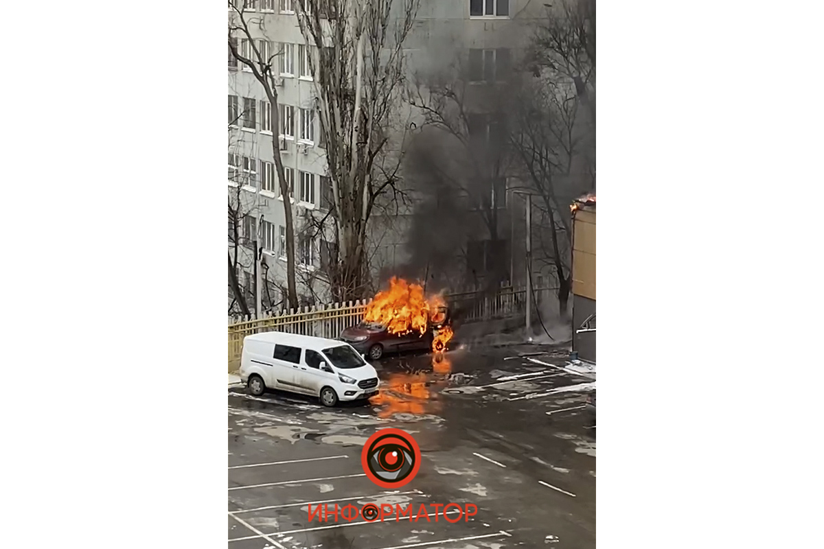 Фото: dp.informator.ua В Днепре горел офис АТБ. Пожар распространился на семь этажей здания: фото, видео