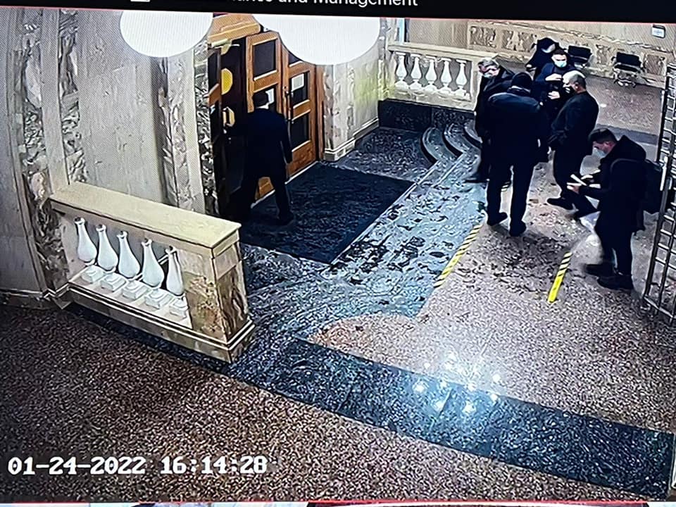 Фото: facebook.com/dbr.gov.ua Порошенко ушел из бюро через семь минут после прибытия, не дождавшись следователя – ГБР