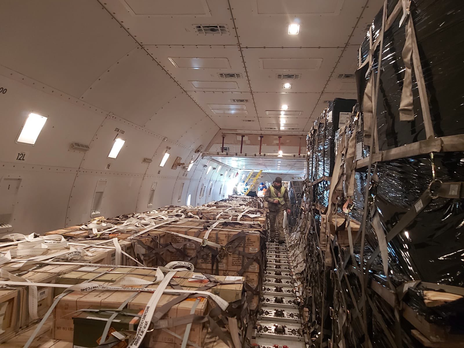 81 тонна боеприпасов. В Украину прибыл четвертый самолет с военной помощью от США – фото