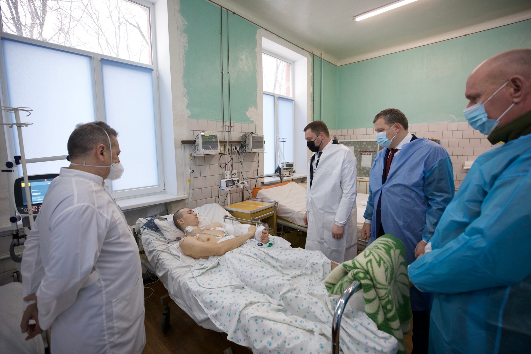 Денис Монастирський навідався до поранених військових (Фото 2 – пресслужба МВС) Стрілянина на Південмаші. Поранені військові у тяжкому стані, але є позитивна динаміка