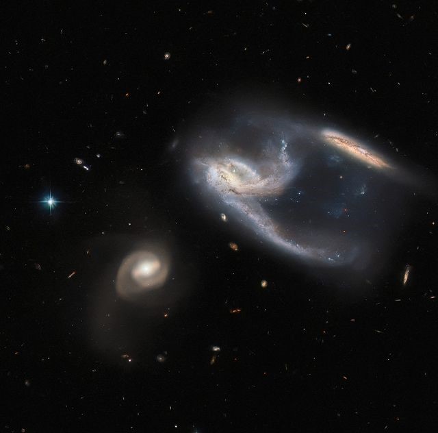 Напоминает звездолет. Телескоп Hubble запечатлел трио галактик – фото
