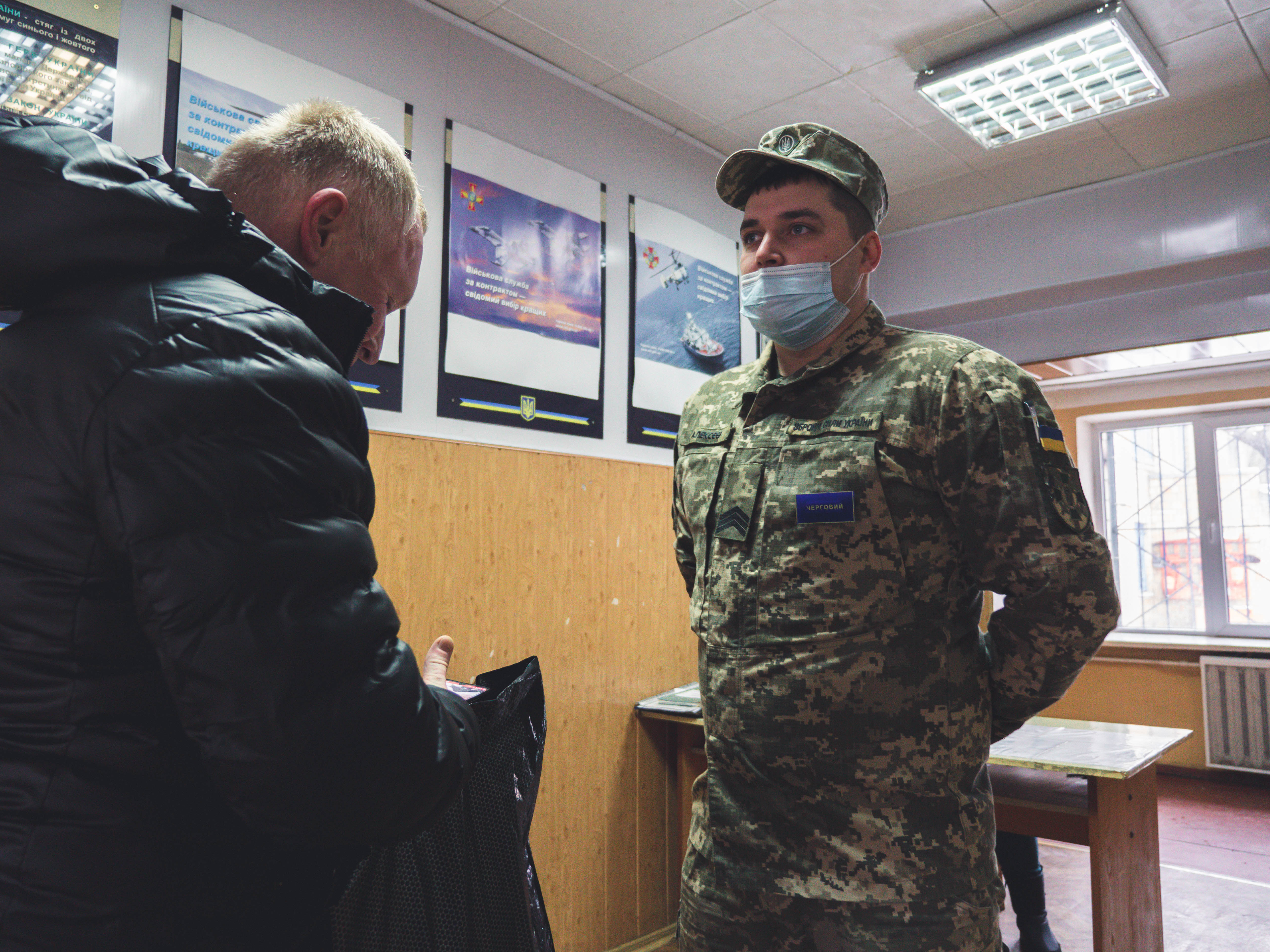 Дежурный встречает посетителей в военкомате Фото: Анна Чуданова