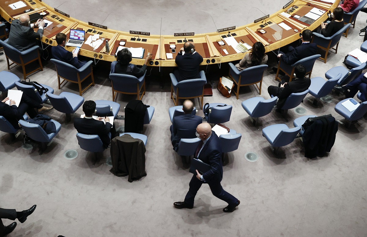 Представник РФ Василь Небензя залишає засідання Ради безпеки ООН (фото – ЕРА/JASON SZENES)