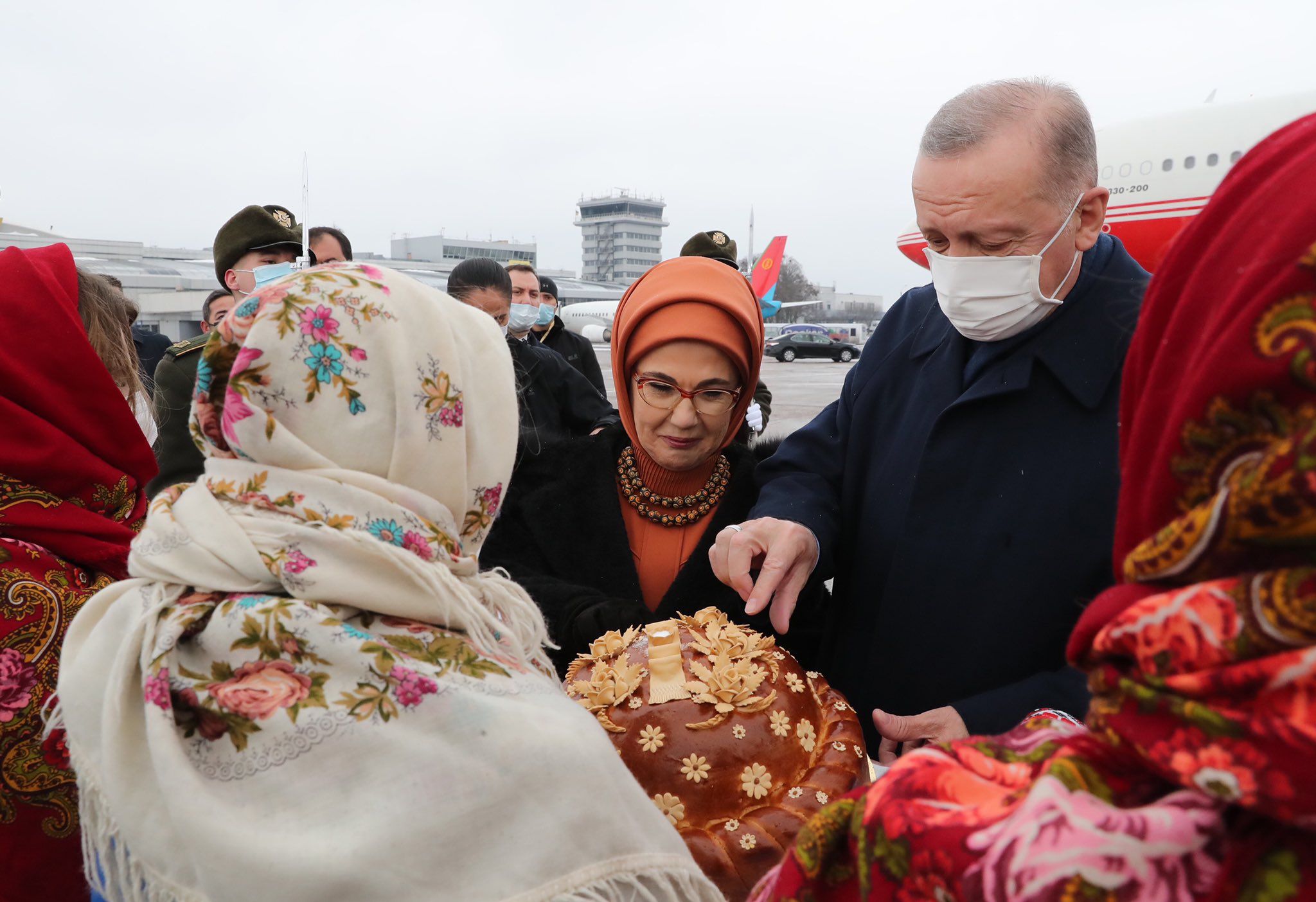 Эрдоган прилетел в Украину: президента Турции встретили хлебом-солью – фото, видео
