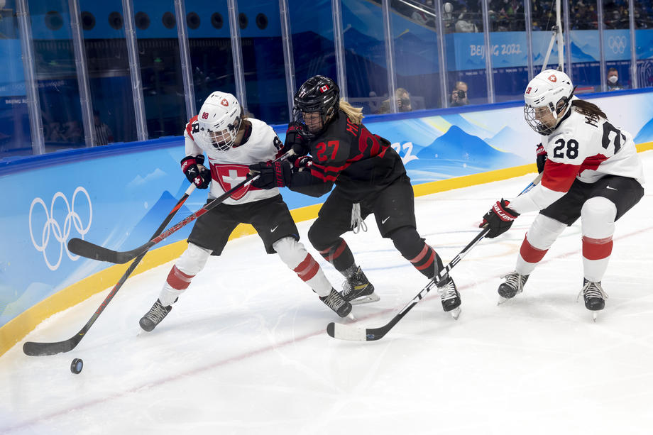 Розгром від Канади в хокеї та помилки лідерів – результати другого дня Олімпіади-2022