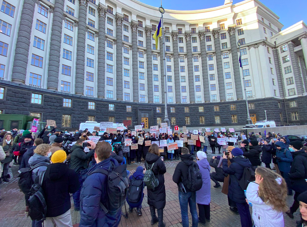 "Скасуй міністра". Студенти Могилянки під Кабміном вимагають відставки Шкарлета. Відео