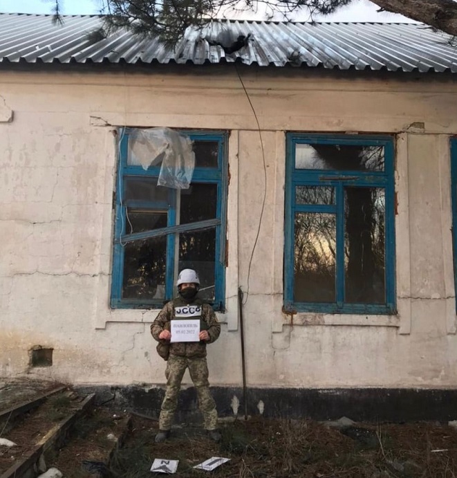 Боевики ранили двух военных и атаковали село с беспилотников: фото последствий обстрелов
