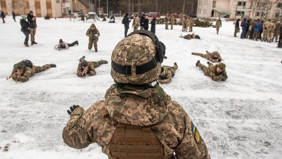 Приходять навіть сім'ями. Українці тренуються давати відсіч ворогу: відео навчань тероборони