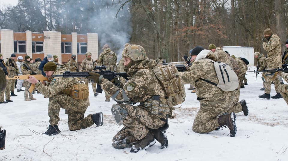Приходять навіть сім'ями. Українці тренуються давати відсіч ворогу: відео навчань тероборони
