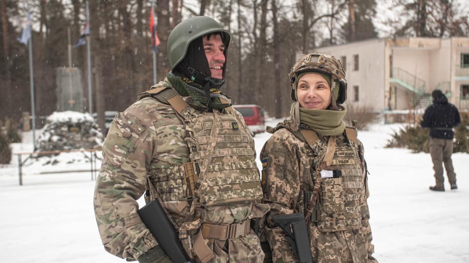 Приходять навіть сім'ями. Українці тренуються давати відсіч ворогу: відео навчань тероборони