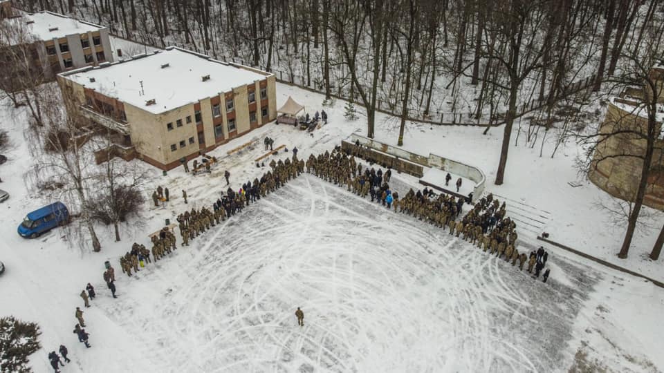 Приходять навіть сім'ями. Українці тренуються давати відсіч ворогу: відео навчань тероборони