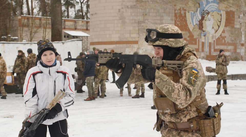 Приходять навіть сім'ями. Українці тренуються давати відсіч ворогу: відео навчань тероборони