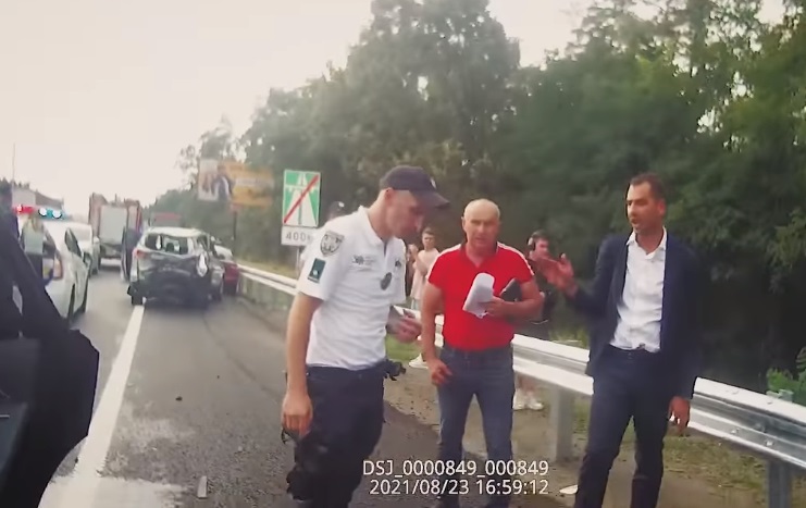 Скриншот из видео УП Дело Трухина. На камерах видно, что за рулем авто был человек в красной одежде – ГБР
