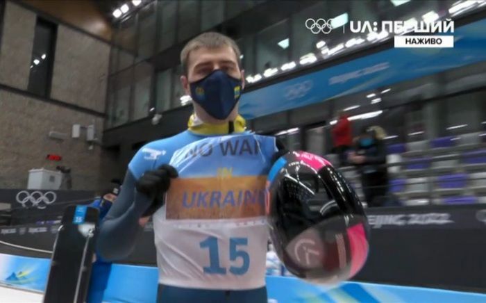 Украинский спортсмен на Олимпиаде показал плакат "Нет войне в Украине"