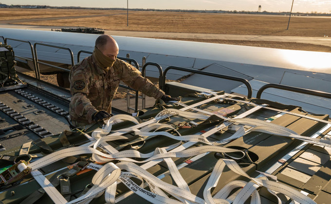 Повітряний міст 7800 км. Армія США показала завантаження у літак "джавелінів" для ЗСУ – відео, фото