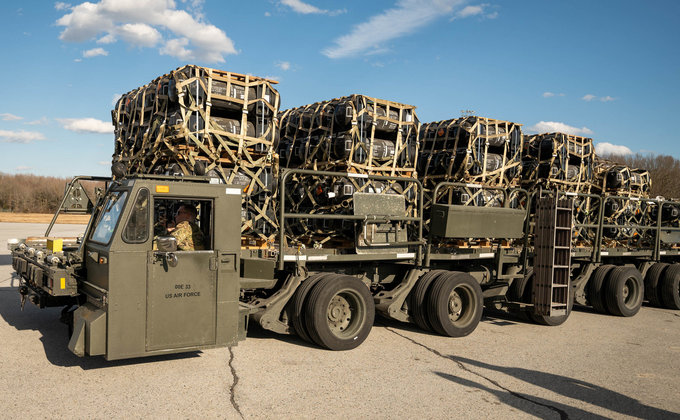 Повітряний міст 7800 км. Армія США показала завантаження у літак "джавелінів" для ЗСУ – відео, фото