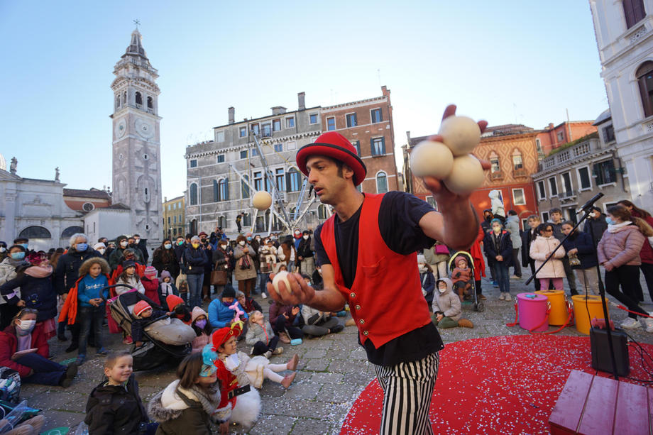 У Венеції розпочався легендарний карнавал. Через пандемію його не проводили два роки