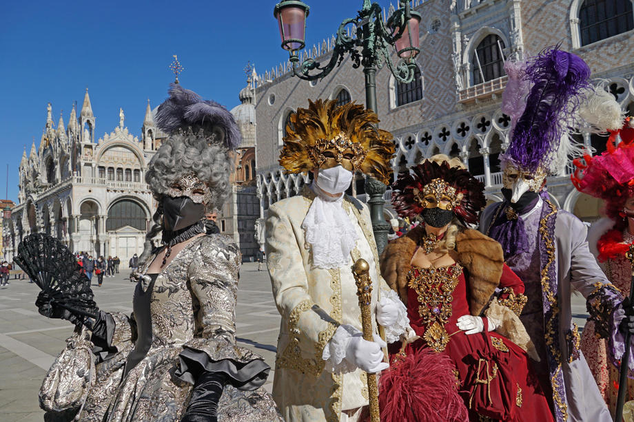 У Венеції розпочався легендарний карнавал. Через пандемію його не проводили два роки