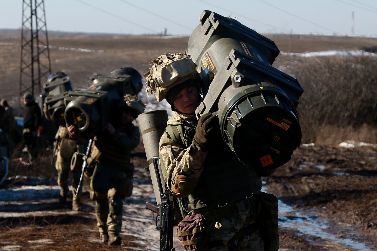 Украинские военные после стрельб из американских гранатометов в зоне ООС 15 февраля (фото – пресс-служба ООС)