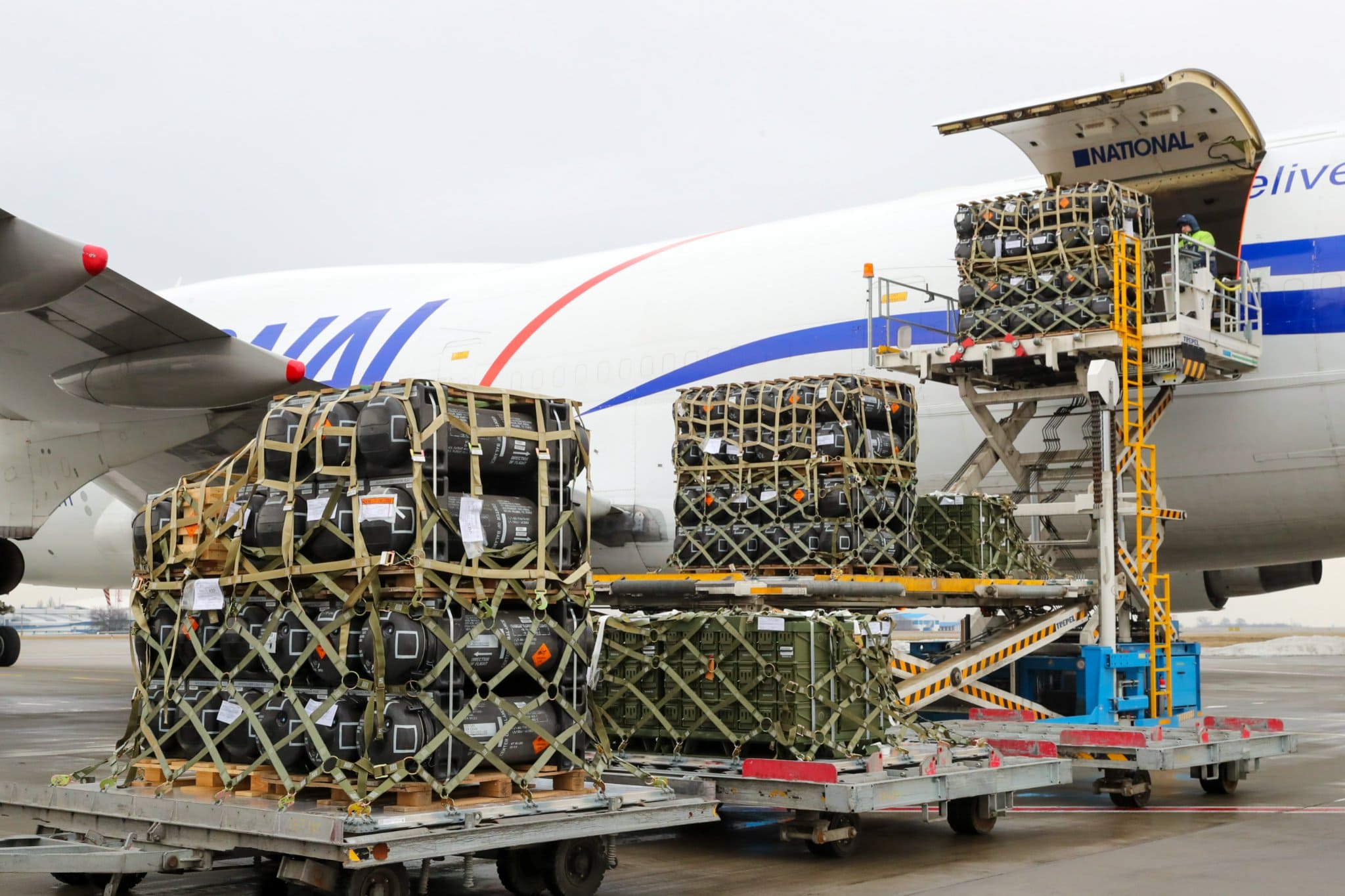 Разгрузка очередного самолета с военной помощью США (фото – посольство США в Украине)