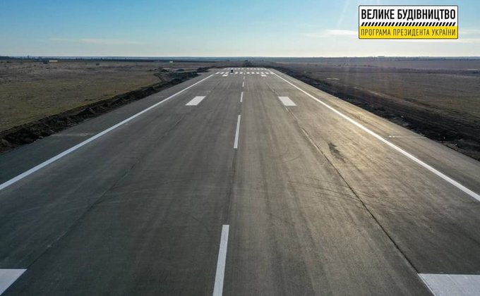 В Херсоне завершают реконструкцию взлетно-посадочной полосы в аэропорту: фото