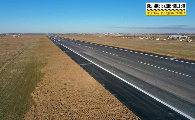 В Херсоне завершают реконструкцию взлетно-посадочной полосы в аэропорту: фото