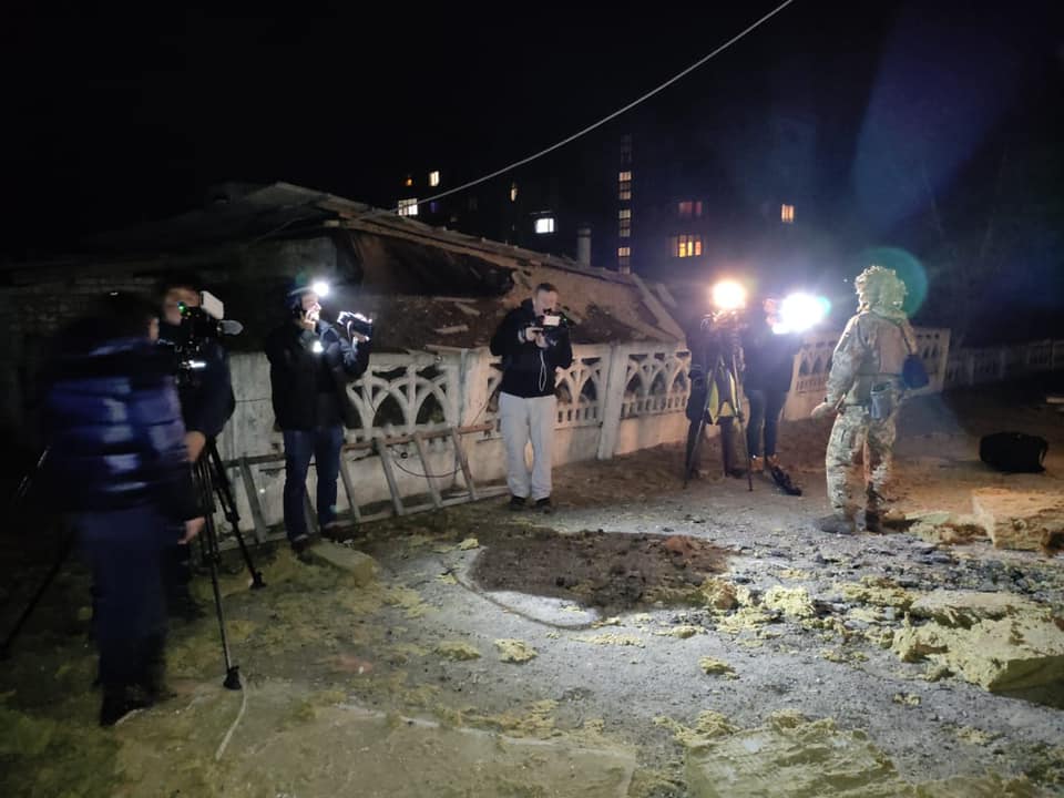 Фото: facebook.com/anton.gerashchenko.7 Обстрел Станицы Луганской. В ответ на фейки РФ Украина отвезла в Станицу иностранные СМИ